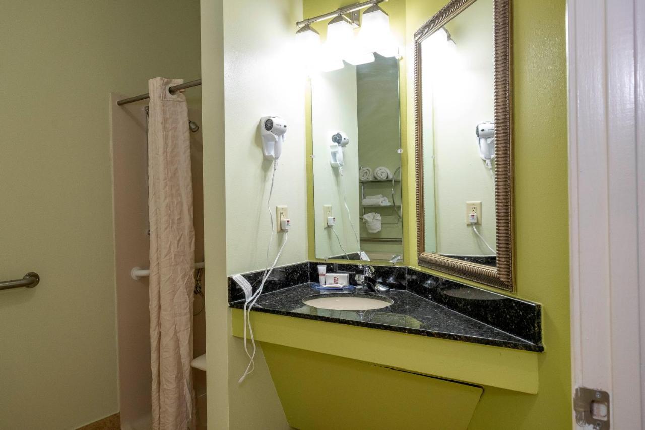 Red Roof Inn & Suites Уилсън Екстериор снимка