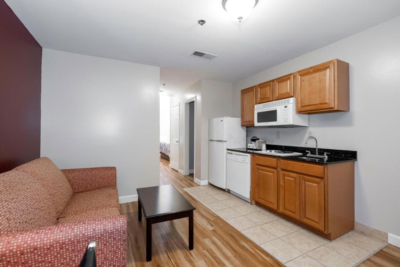 Red Roof Inn & Suites Уилсън Екстериор снимка