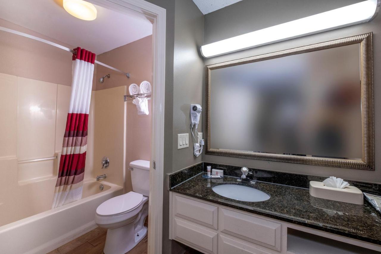 Red Roof Inn & Suites Уилсън Екстериор снимка