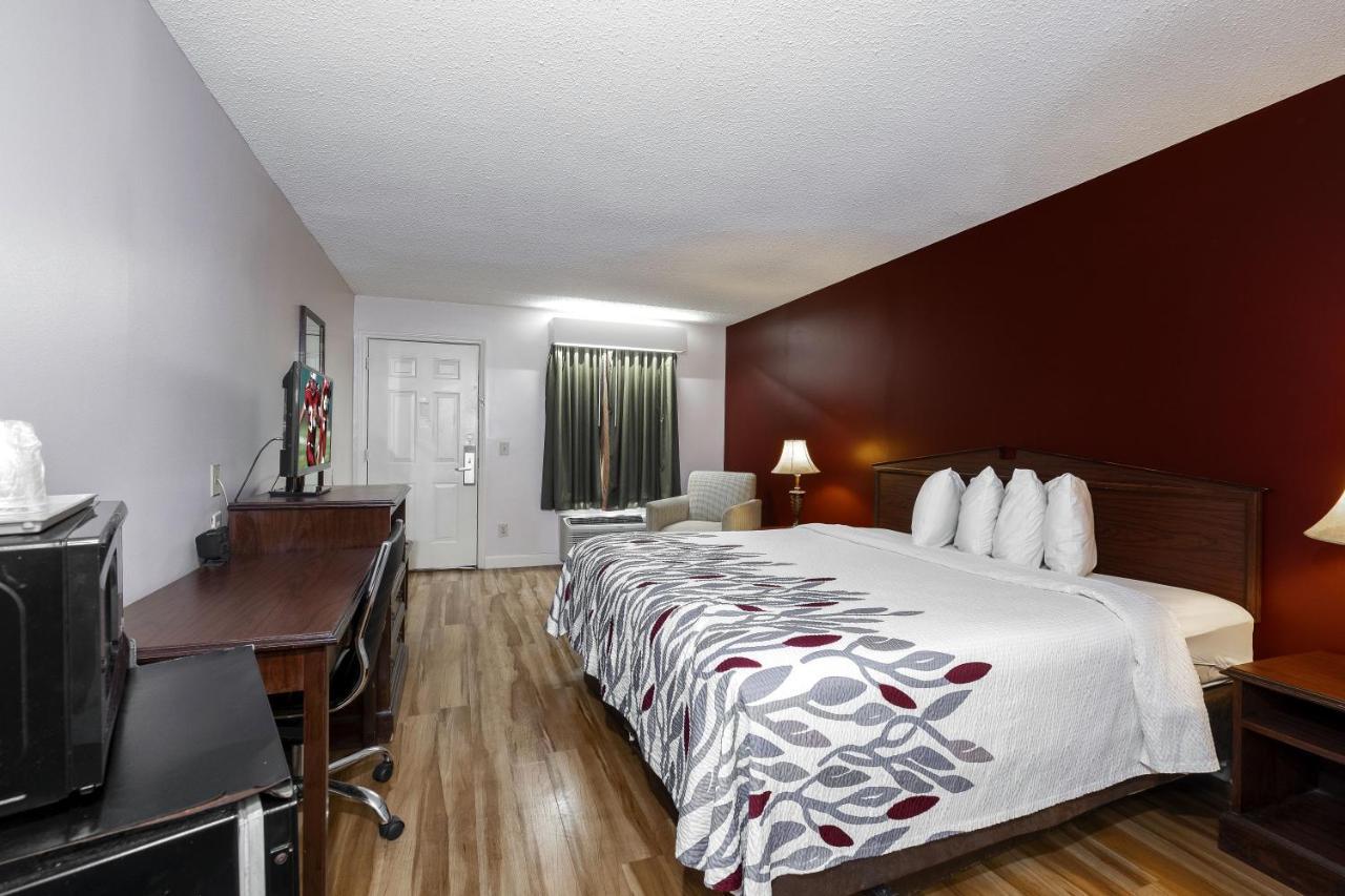 Red Roof Inn & Suites Уилсън Екстериор снимка