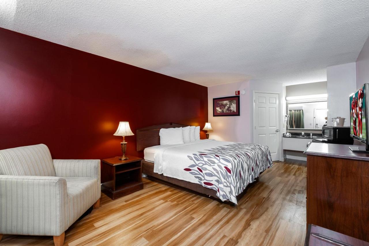 Red Roof Inn & Suites Уилсън Екстериор снимка
