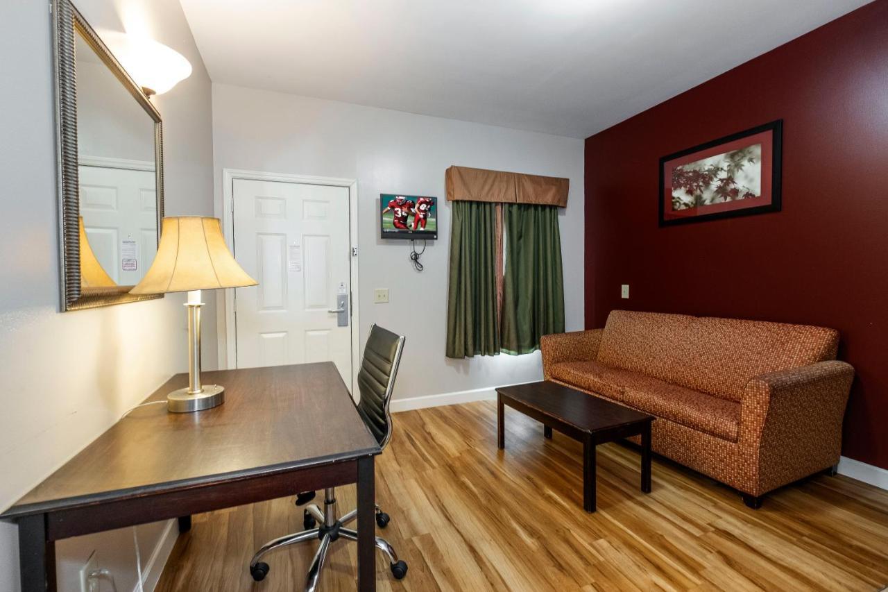 Red Roof Inn & Suites Уилсън Екстериор снимка