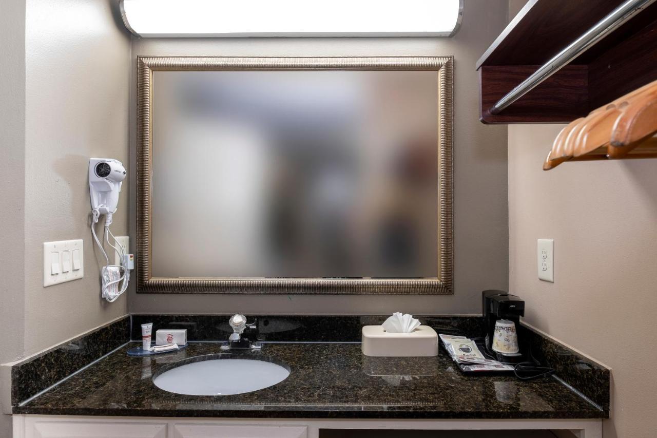Red Roof Inn & Suites Уилсън Екстериор снимка
