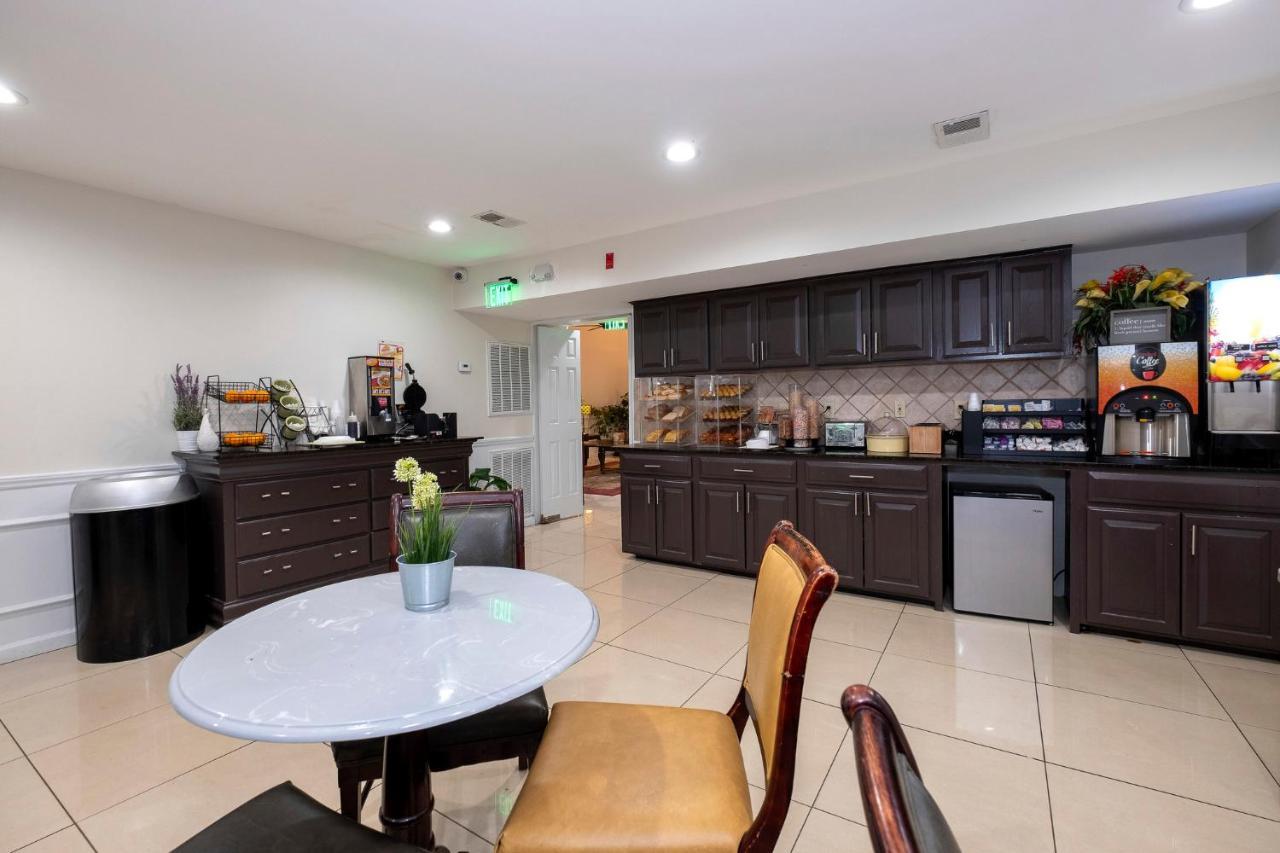 Red Roof Inn & Suites Уилсън Екстериор снимка